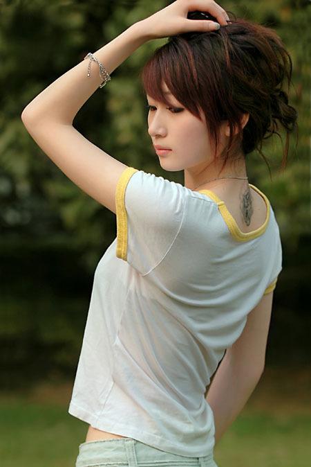 帅哥美女努力制作豆浆